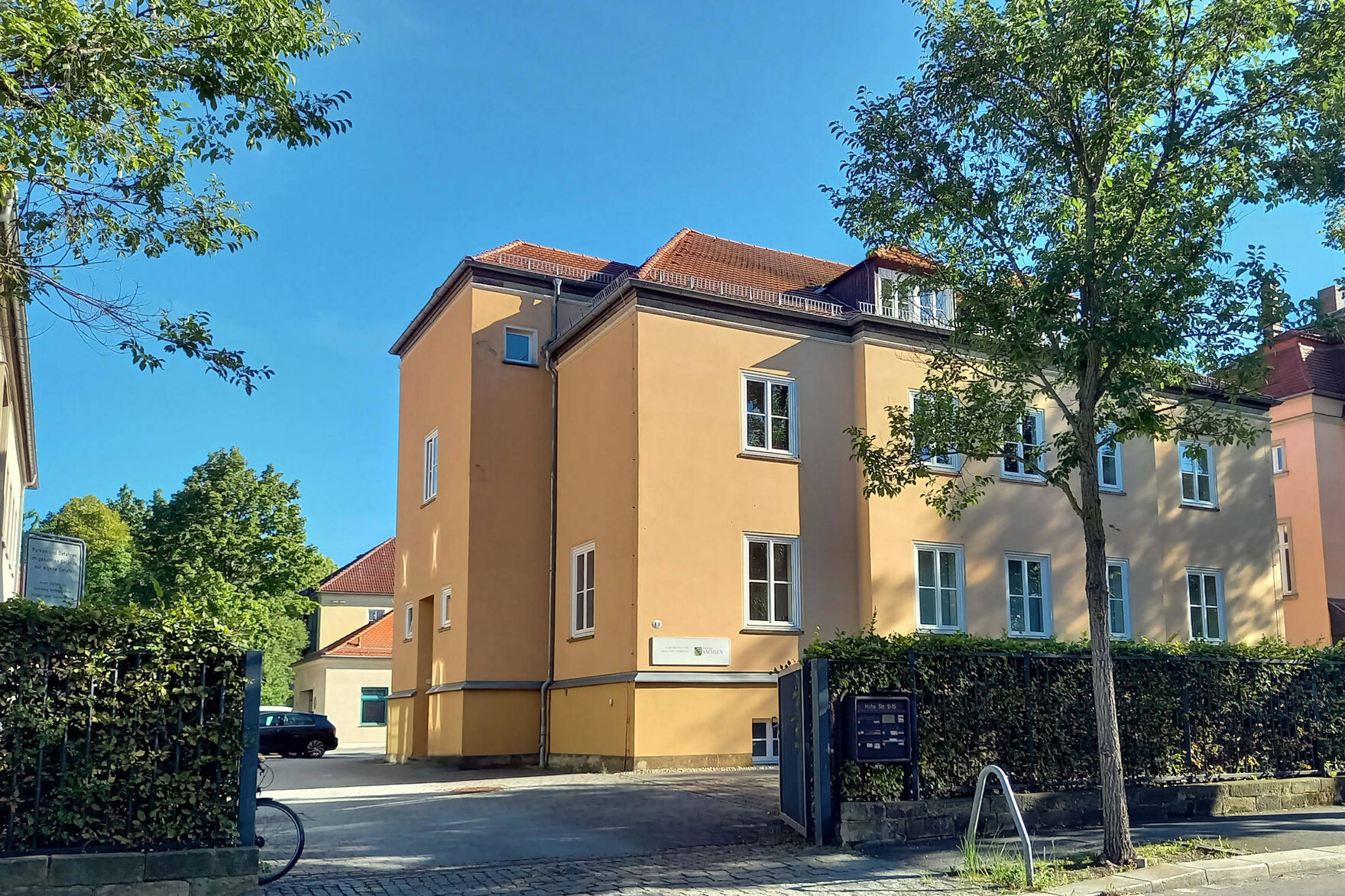 Gebäude der Eichdirektion Dresden (Ansicht von der Straße aus durch das geöffnete Tor der Einfahrt)