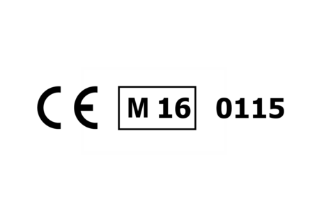 Konformitätskennzeichen: auf weißem Hintergrund steht mit schwarzen Buchstaben: CE M22 0115. Die Zeichen M22 stehen innerhalb einer schwarzen, rechteckigen Umrandung.