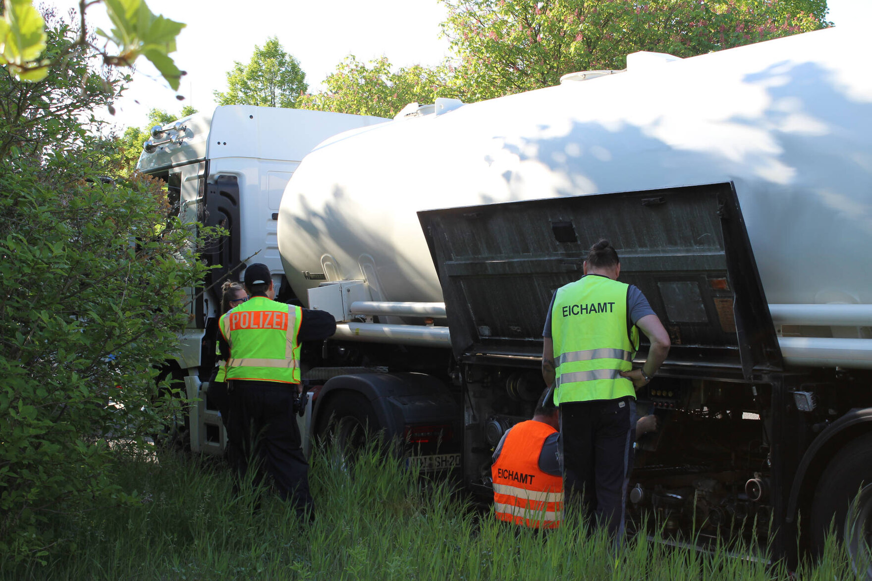 Stichprobenartige Kontrolle von Tankwagen mit der Polizei: Mitarbeitende des Eichamts kontrollieren die Messanlagen der Tanklaster